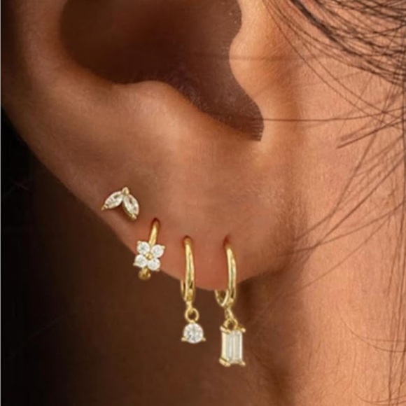Jewelry - Elegant Gold  Earrings Set